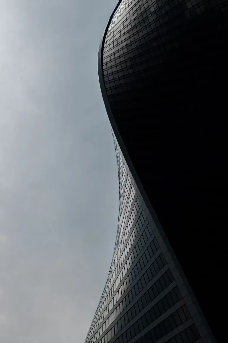 Fachada curva de una torre de vidrio