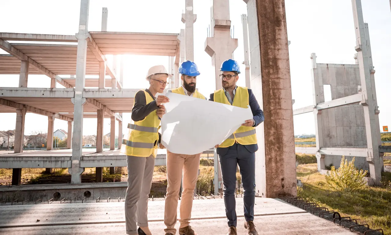 Equipo revisando planos en una obra en construcción