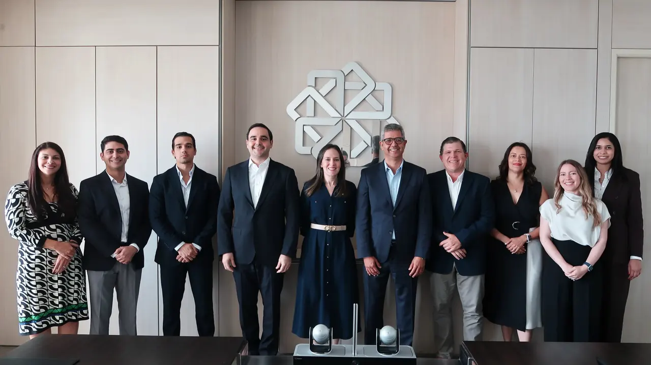 Equipo de Amergent Partners frente al logo de la firma
