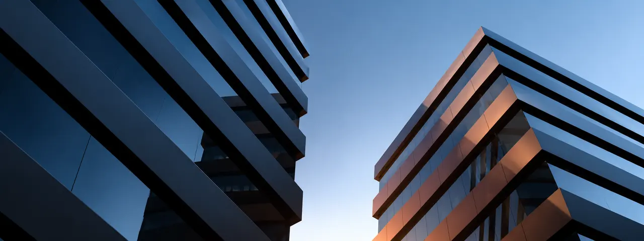 Torres de vidrio vistas desde abajo contra el cielo